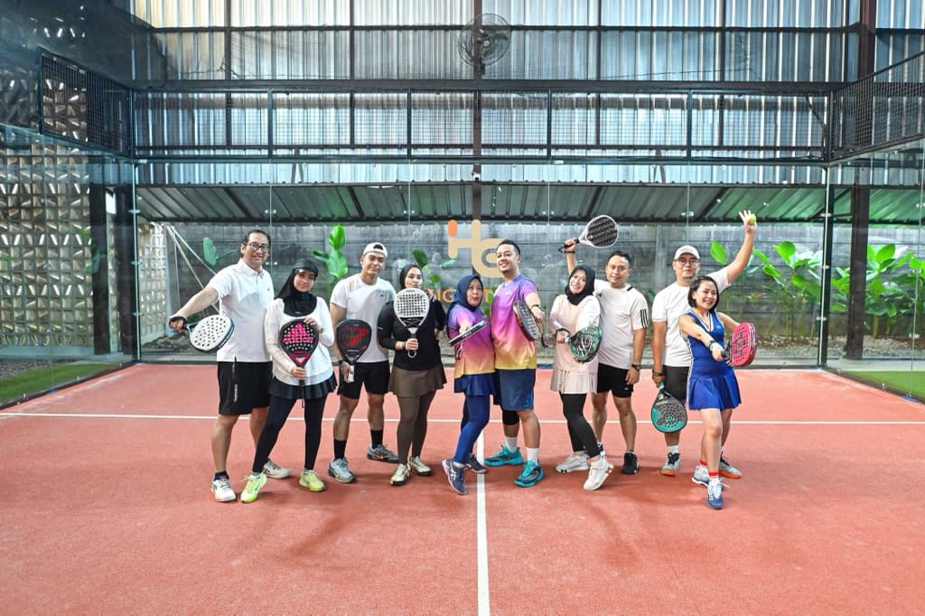 Racket Romance media 2