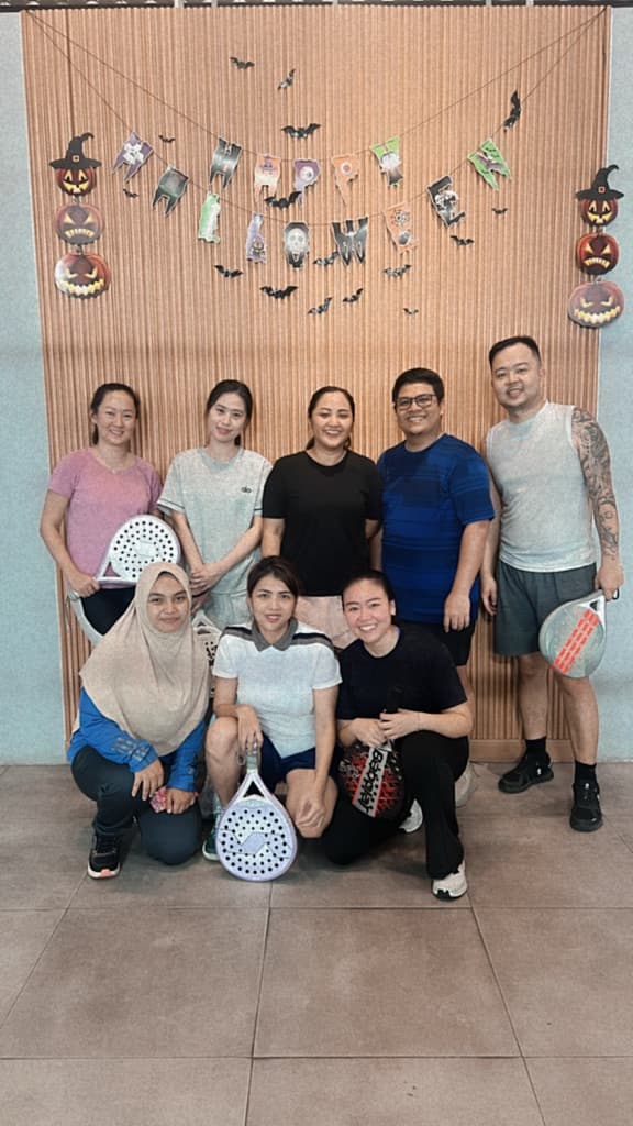 ayo main padel media 6