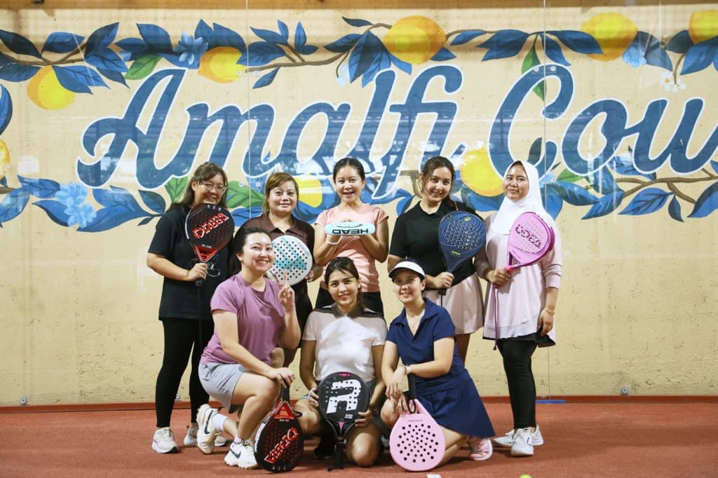 ayo main padel media 5