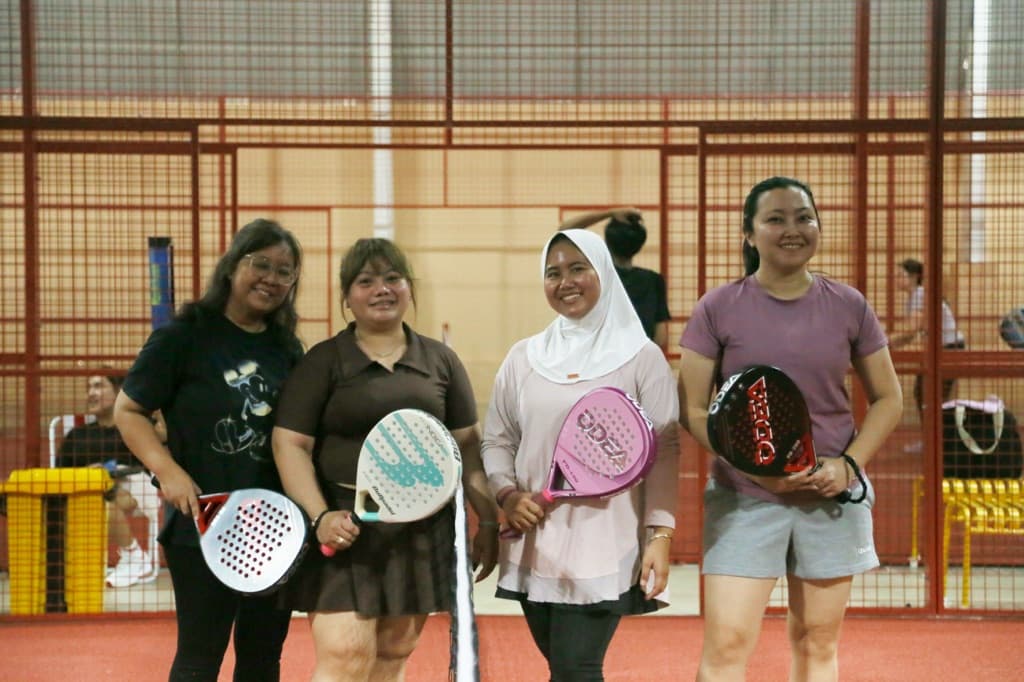 ayo main padel media 2