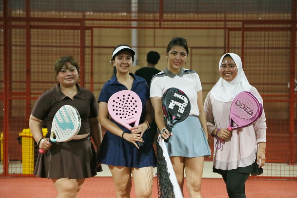 ayo main padel media 4