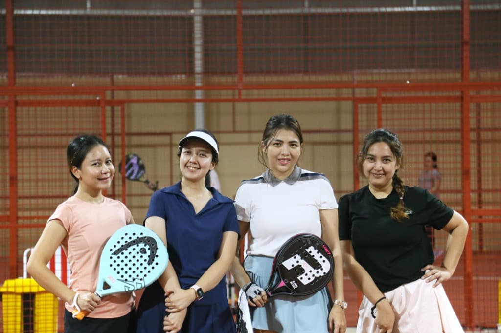 ayo main padel media 1