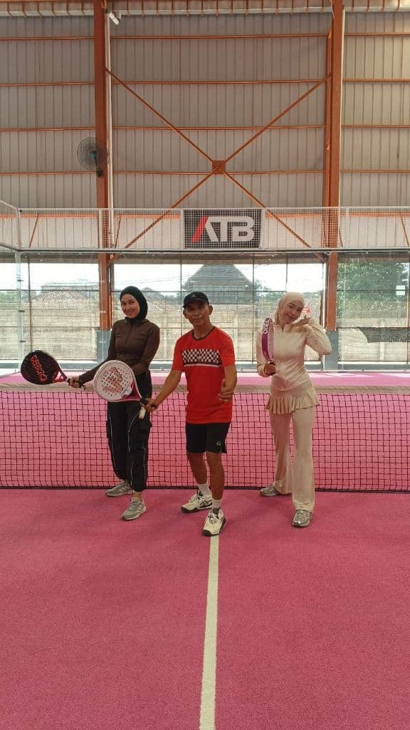 Racket Queen media 6