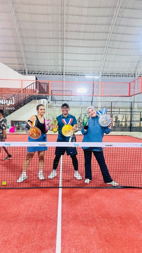 Happy hits Padel media 1