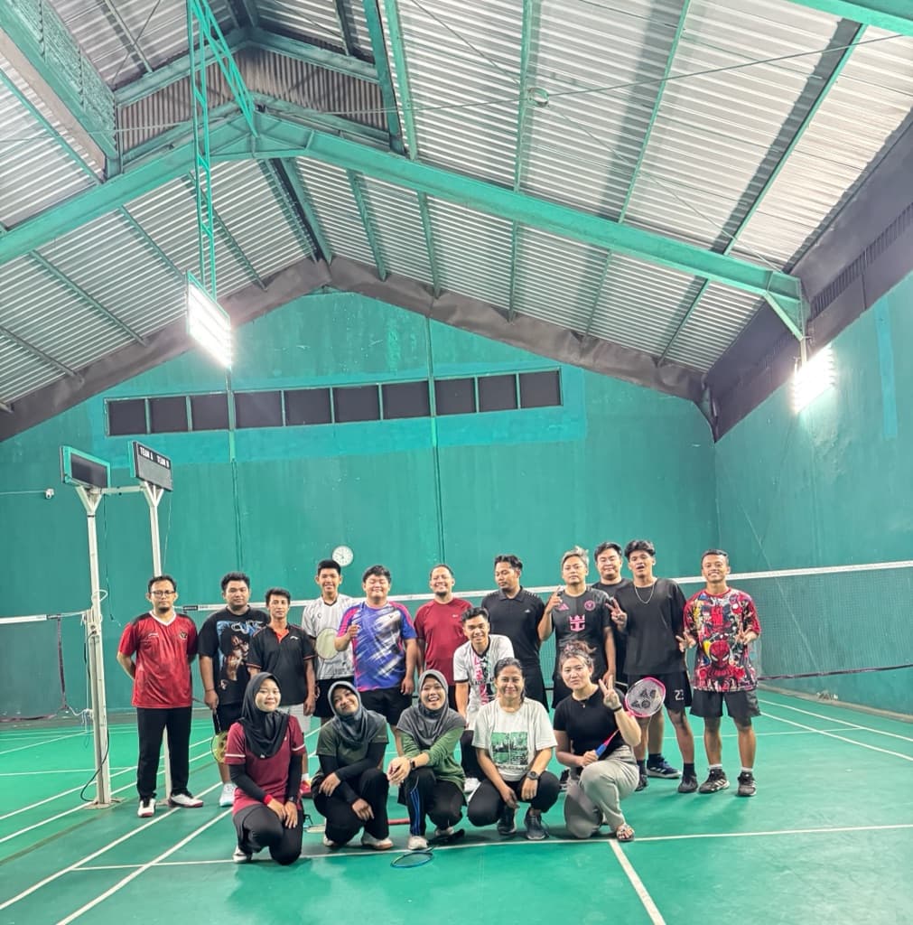 Eight Racquet Badminton media 1